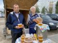 Опытные пчеловоды из Аксубаевского района, супруги Анатолий и Людмила Морозовы, уже 14 лет продают свой мед на одном из рынков Нижнекамска