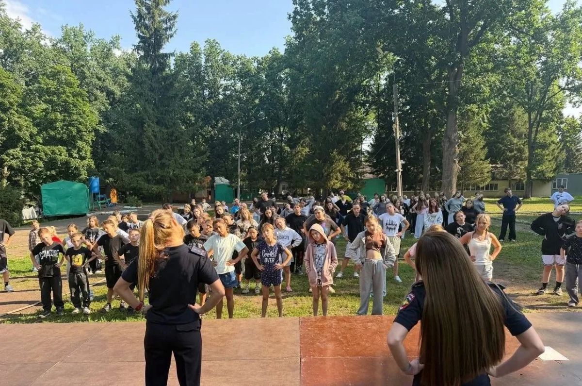 В рамках Всероссийской акции «Зарядка со стражем порядка» сотрудники Управления МВД России по Нижнекамскому району провели спортивное мероприятие для ребят из летнего лагеря «Заря» В рамках Всероссийской акции «Зарядка со стражем порядка» сотрудники Управления МВД России по Нижнекамскому району провели спортивное мероприятие для ребят из летнего лагеря «Заря»