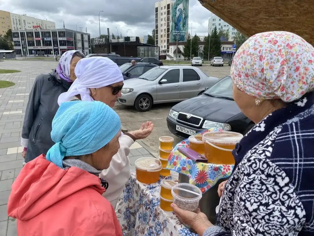 Опытные пчеловоды из Аксубаевского района, супруги Анатолий и Людмила Морозовы, уже 14 лет продают свой мед на одном из рынков Нижнекамска Опытные пчеловоды из Аксубаевского района, супруги Анатолий и Людмила Морозовы, уже 14 лет продают свой мед на одном из рынков Нижнекамска
