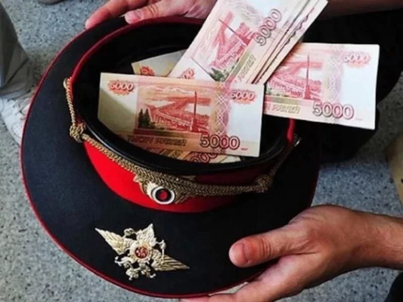 Казанского полицейского уличили в получении взятки