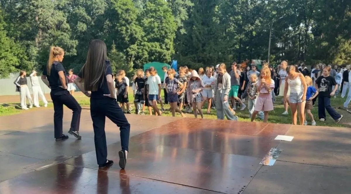 В рамках Всероссийской акции «Зарядка со стражем порядка» сотрудники Управления МВД России по Нижнекамскому району провели спортивное мероприятие для ребят из летнего лагеря «Заря» В рамках Всероссийской акции «Зарядка со стражем порядка» сотрудники Управления МВД России по Нижнекамскому району провели спортивное мероприятие для ребят из летнего лагеря «Заря»