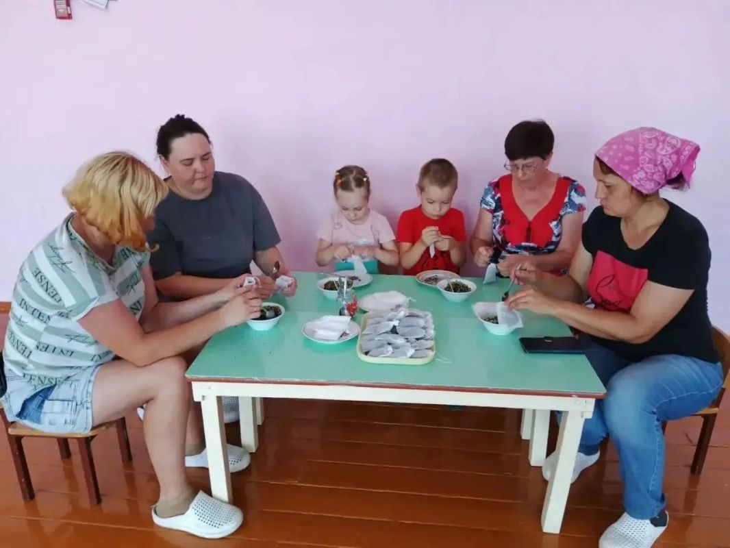От маскировочных сетей до домашнего чак-чака: как жители Татарстана помогают бойцам СВО От маскировочных сетей до домашнего чак-чака: как жители Татарстана помогают бойцам СВО