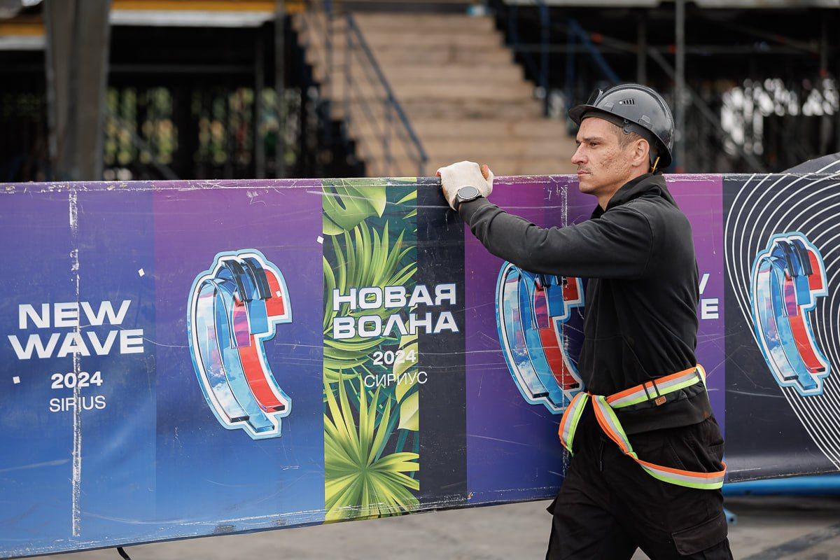 «Казань — это место, где «Новая волна» себя чувствует правильно!» — говорил режиссер одноименного фестиваля Александр Ревзин в беседе с мэром города Ильсуром Метшиным, который накануне осмотрел площадки проведения конкурса «Казань — это место, где «Новая волна» себя чувствует правильно!» — говорил режиссер одноименного фестиваля Александр Ревзин в беседе с мэром города Ильсуром Метшиным, который накануне осмотрел площадки проведения конкурса