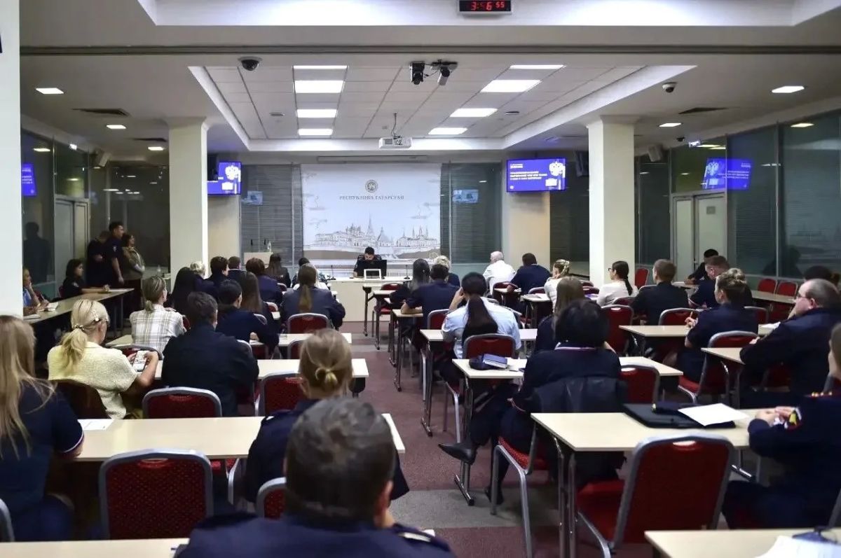 В МВД Татарстана состоялась встреча с лектором Российского общества «Знание» В МВД Татарстана состоялась встреча с лектором Российского общества «Знание»