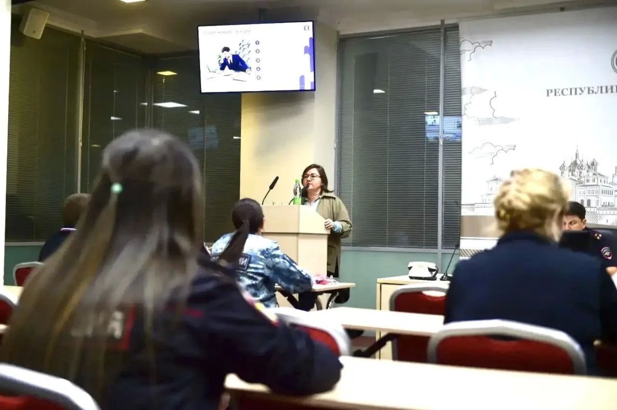 В МВД Татарстана состоялась встреча с лектором Российского общества «Знание» В МВД Татарстана состоялась встреча с лектором Российского общества «Знание»