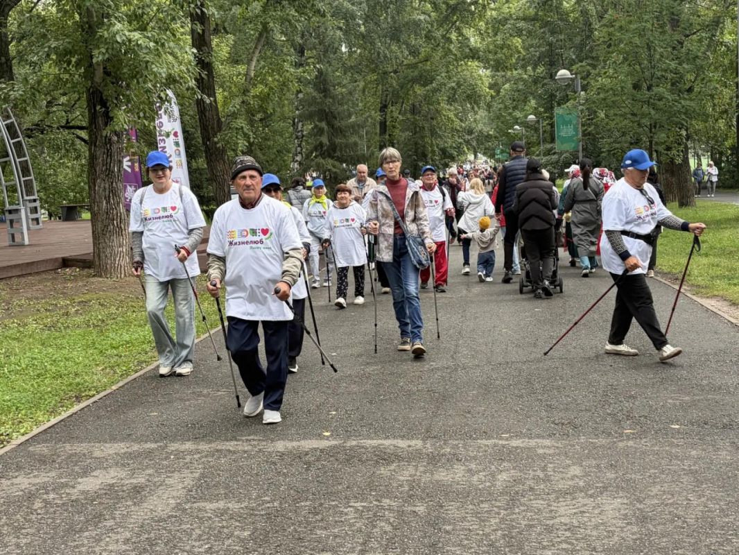 Сегодня в парке «Крылья Советов» проходит праздник активного долголетия - каждый может не только познакомиться с проектом «Жизнелюб», но и принять участие в активностях и предстоящих событиях, среди которых - спортивные... Сегодня в парке «Крылья Советов» проходит праздник активного долголетия - каждый может не только познакомиться с проектом «Жизнелюб», но и принять участие в активностях и предстоящих событиях, среди которых - спортивные...