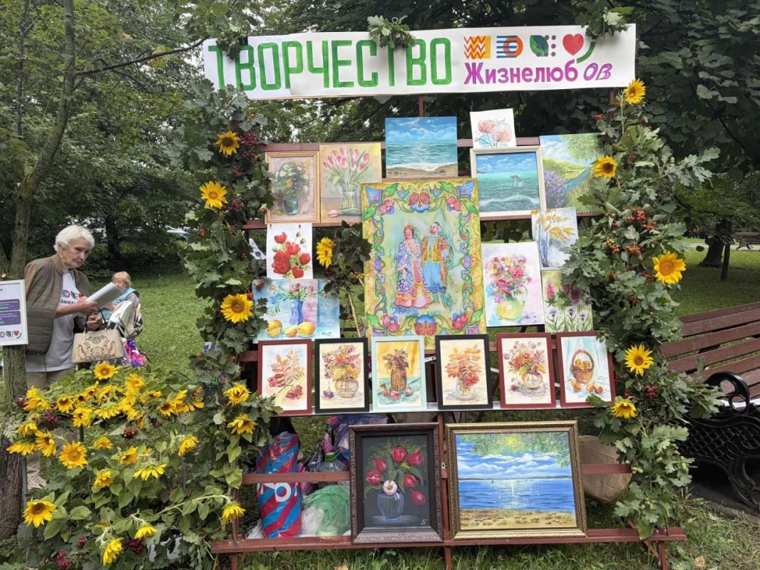 Сегодня в парке «Крылья Советов» проходит праздник активного долголетия - каждый может не только познакомиться с проектом «Жизнелюб», но и принять участие в активностях и предстоящих событиях, среди которых - спортивные... Сегодня в парке «Крылья Советов» проходит праздник активного долголетия - каждый может не только познакомиться с проектом «Жизнелюб», но и принять участие в активностях и предстоящих событиях, среди которых - спортивные...