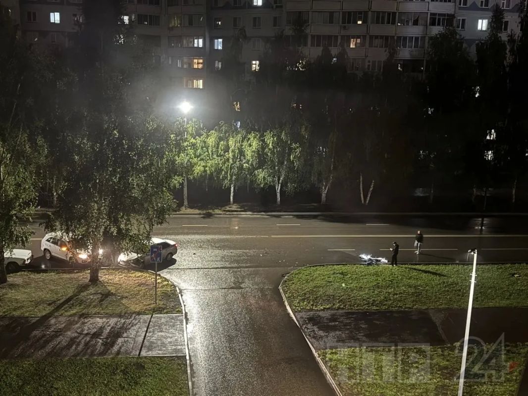 Накануне вечером рядом с домом № 72 на улице Сююмбике произошло столкновение автомобиля и мотоциклиста Накануне вечером рядом с домом № 72 на улице Сююмбике произошло столкновение автомобиля и мотоциклиста