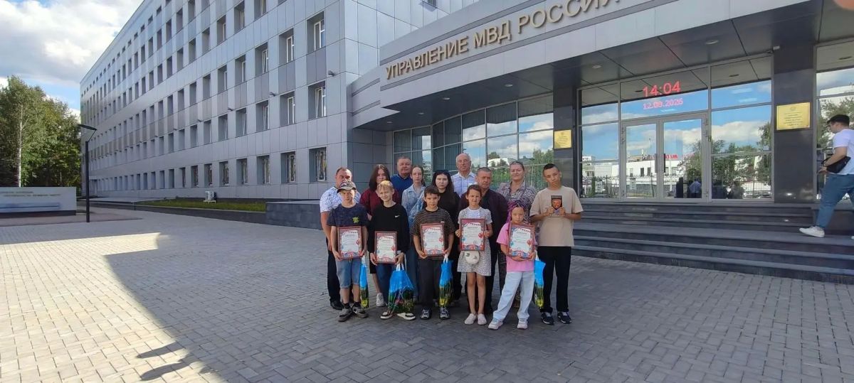 В Набережных Челнах наградили победителей конкурса рисунков «Ветераны всегда в строю»! Конкурс приурочен к 35летию ветеранских организаций ОВД В Набережных Челнах наградили победителей конкурса рисунков «Ветераны всегда в строю»! Конкурс приурочен к 35летию ветеранских организаций ОВД