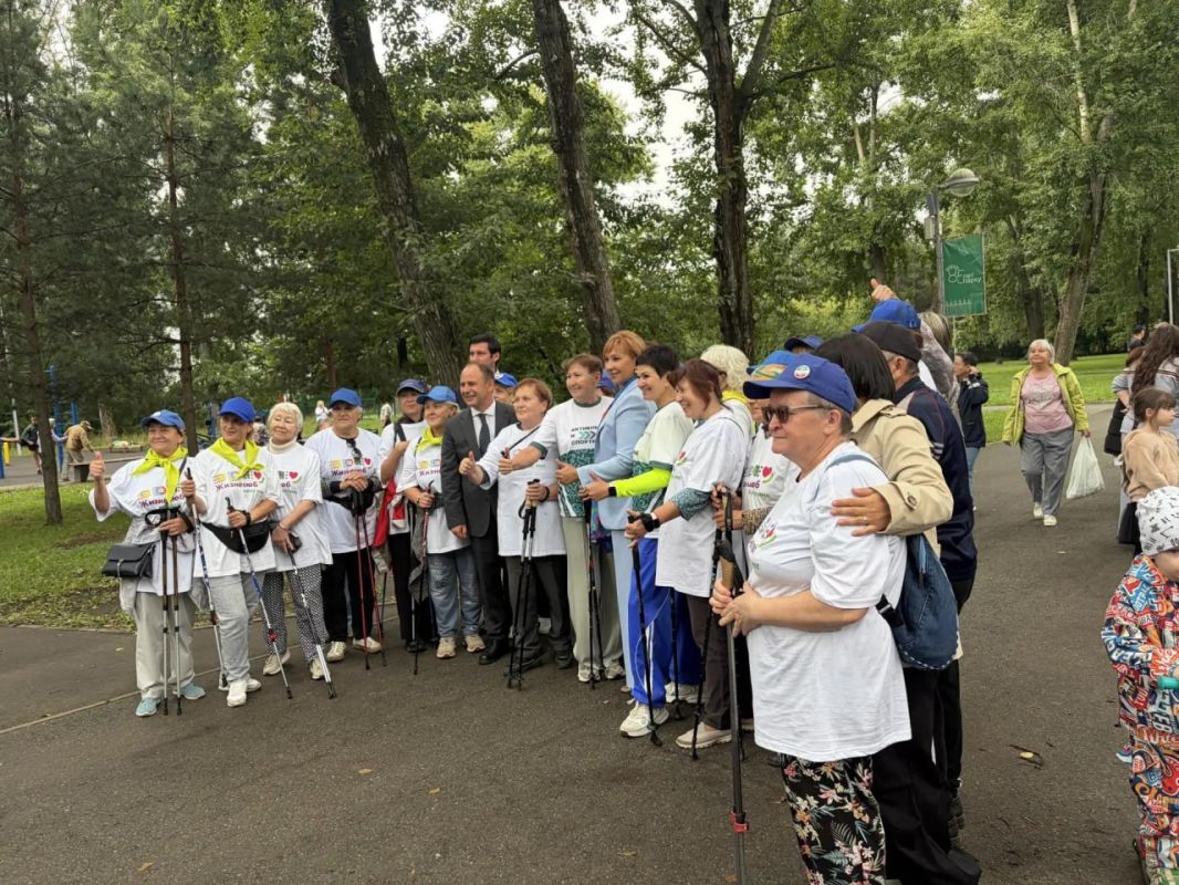 Сегодня в парке «Крылья Советов» проходит праздник активного долголетия - каждый может не только познакомиться с проектом «Жизнелюб», но и принять участие в активностях и предстоящих событиях, среди которых - спортивные... Сегодня в парке «Крылья Советов» проходит праздник активного долголетия - каждый может не только познакомиться с проектом «Жизнелюб», но и принять участие в активностях и предстоящих событиях, среди которых - спортивные...