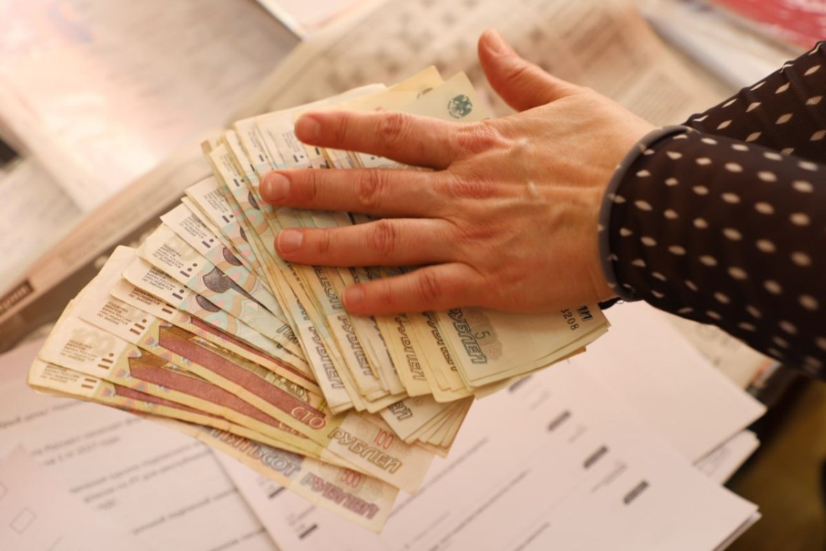 Казань, курсы валют. Доллар - 35, 0136 руб., евро - 98,3352 ( ЦБ РФ)