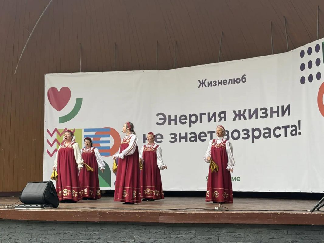 Сегодня в парке «Крылья Советов» проходит праздник активного долголетия - каждый может не только познакомиться с проектом «Жизнелюб», но и принять участие в активностях и предстоящих событиях, среди которых - спортивные... Сегодня в парке «Крылья Советов» проходит праздник активного долголетия - каждый может не только познакомиться с проектом «Жизнелюб», но и принять участие в активностях и предстоящих событиях, среди которых - спортивные...