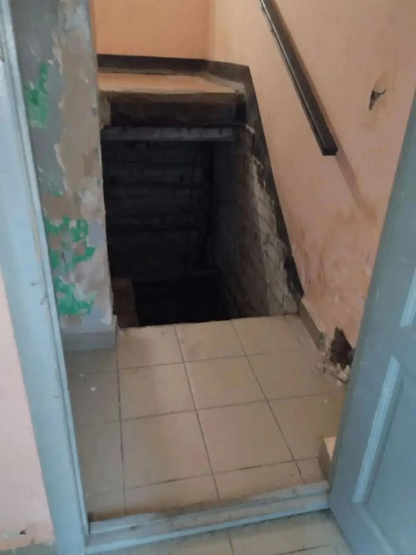 Жильцы дома, в котором обрушился лестничный пролет, уже жаловались на состояние здания Жильцы дома, в котором обрушился лестничный пролет, уже жаловались на состояние здания
