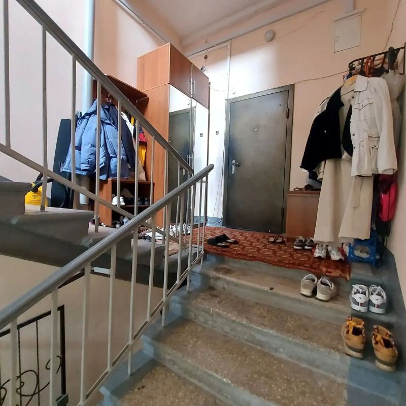 Жильцы дома на Восстания устроили уютную прихожую в подъезде