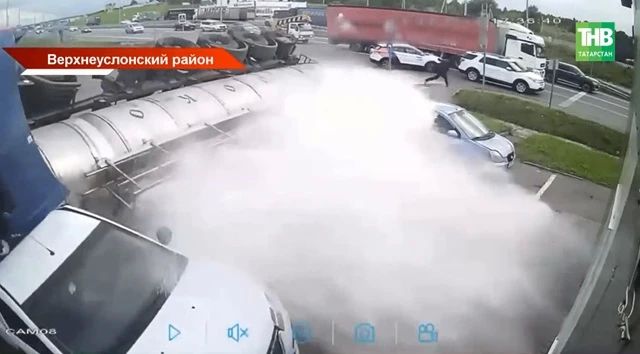 Опрокинувшийся молоковоз раздавил три машины на въезде в Казань, пешеход чудом спасся - видео
