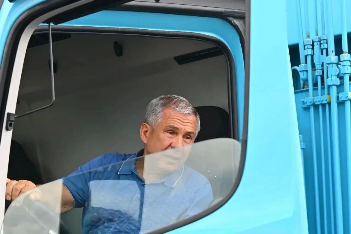 Рустам Минниханов: Показали сегодня Сергею Семеновичу модельный ряд коммунальной техники КАМАЗа Рустам Минниханов: Показали сегодня Сергею Семеновичу модельный ряд коммунальной техники КАМАЗа