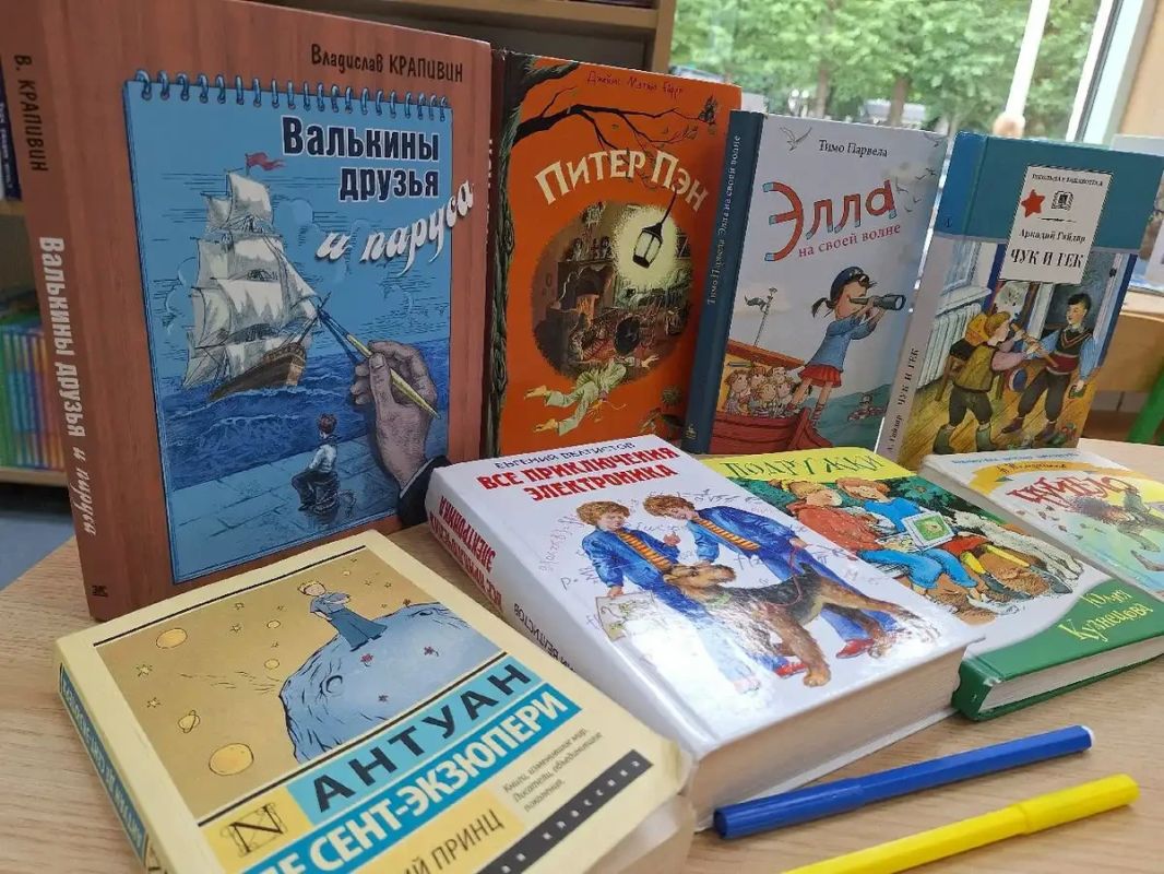 Младшеклассники активно дочитывают книги, заданные на летние каникулы