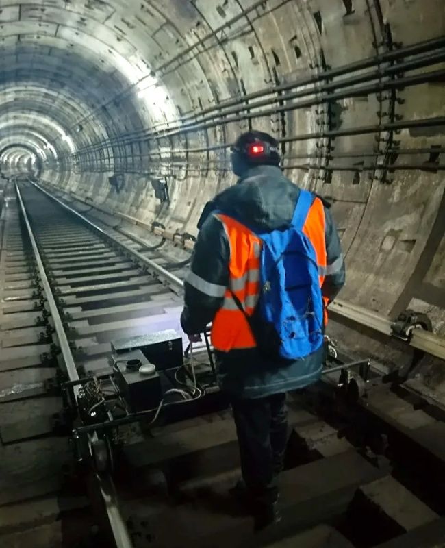 Знаете, что делает метро в Казани по ночам? Моется Знаете, что делает метро в Казани по ночам? Моется
