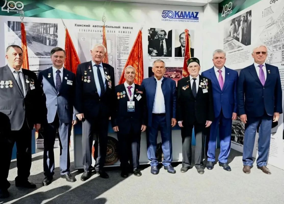 Рустам Минниханов поздравил жителей Набережных Челнов с 400-летием города и 50-летием первого «КАМАЗа»