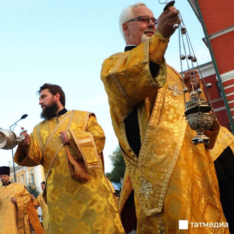 Несколько сотен верующих в Казани выстроились в очередь к святым мощам Спиридона Тримифунтского Несколько сотен верующих в Казани выстроились в очередь к святым мощам Спиридона Тримифунтского