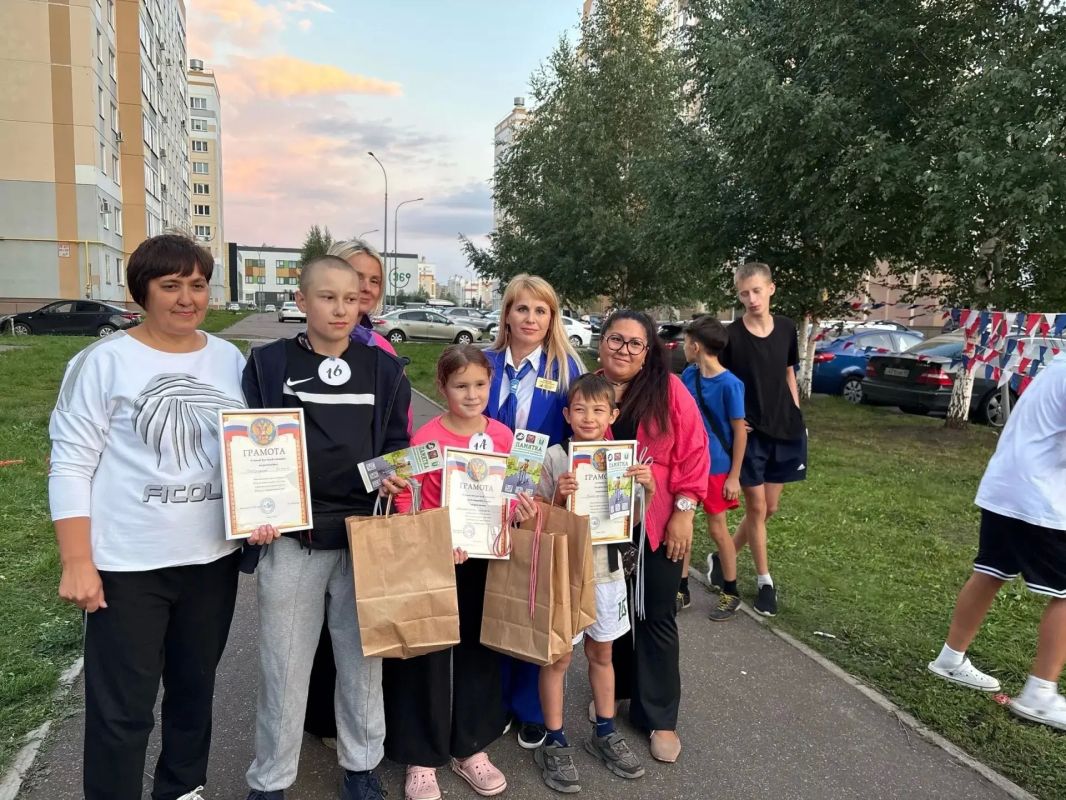 Ко Дню флага России на улице Табеева прошёл самокатопробег Ко Дню флага России на улице Табеева прошёл самокатопробег