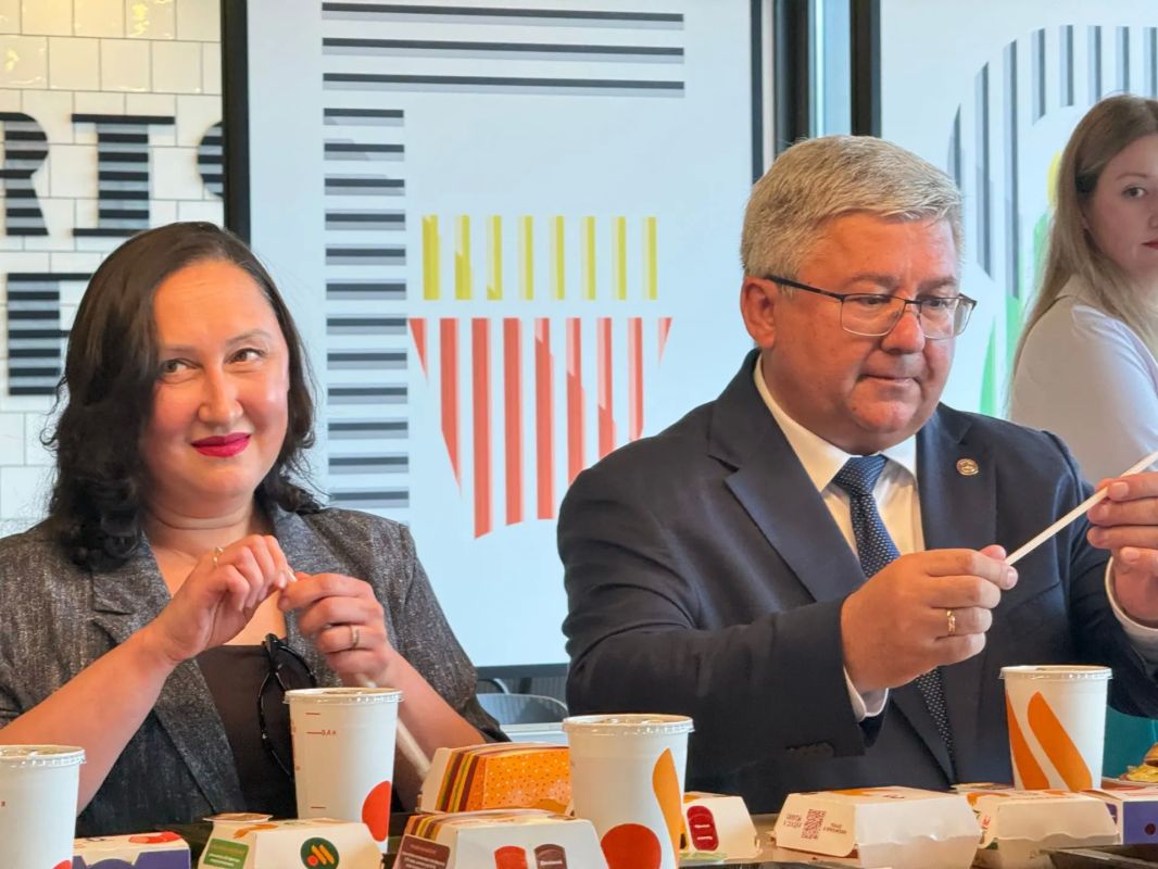 В Зеленодольске открылось новое предприятие «Вкусно - и точка» В Зеленодольске открылось новое предприятие «Вкусно - и точка»