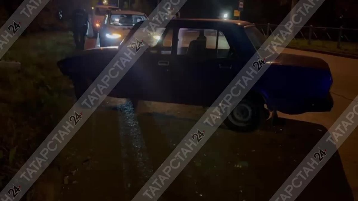 Водитель «Лады» протаранил Renault на светофоре и убежал