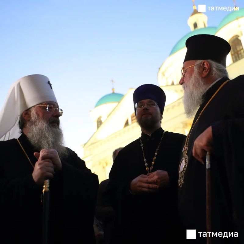 Несколько сотен верующих в Казани выстроились в очередь к святым мощам Спиридона Тримифунтского Несколько сотен верующих в Казани выстроились в очередь к святым мощам Спиридона Тримифунтского