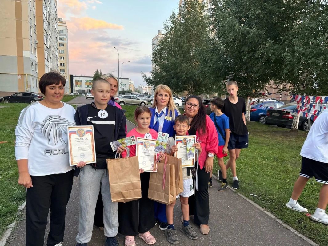 Ко Дню флага России на улице Табеева прошёл самокатопробег Ко Дню флага России на улице Табеева прошёл самокатопробег