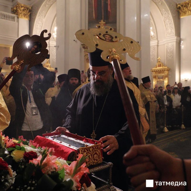 Несколько сотен верующих в Казани выстроились в очередь к святым мощам Спиридона Тримифунтского Несколько сотен верующих в Казани выстроились в очередь к святым мощам Спиридона Тримифунтского