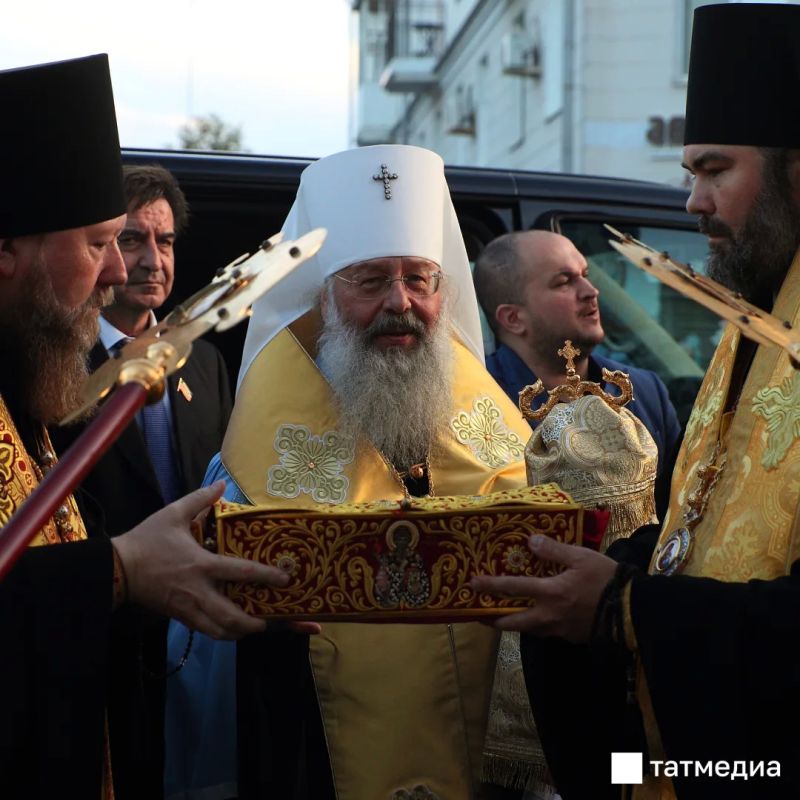 Несколько сотен верующих в Казани выстроились в очередь к святым мощам Спиридона Тримифунтского Несколько сотен верующих в Казани выстроились в очередь к святым мощам Спиридона Тримифунтского