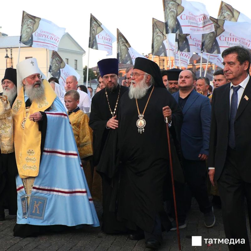 Несколько сотен верующих в Казани выстроились в очередь к святым мощам Спиридона Тримифунтского Несколько сотен верующих в Казани выстроились в очередь к святым мощам Спиридона Тримифунтского
