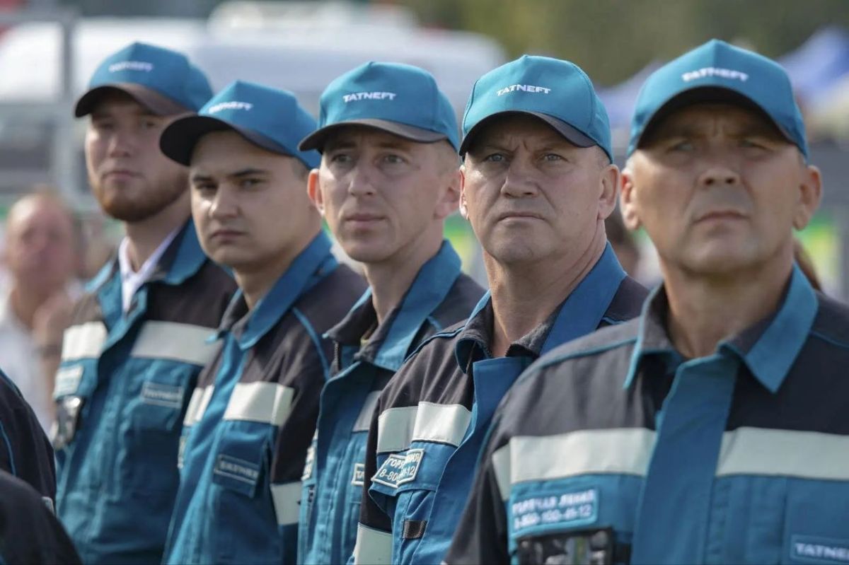 Рустам Минниханов в Азнакаево и Бавлах: поздравил ветеранов-нефтяников и жителей районов с юбилеями нефтяной отрасли, принял участие в отправке гуманитарного груза, посетил новые объекты Рустам Минниханов в Азнакаево и Бавлах: поздравил ветеранов-нефтяников и жителей районов с юбилеями нефтяной отрасли, принял участие в отправке гуманитарного груза, посетил новые объекты