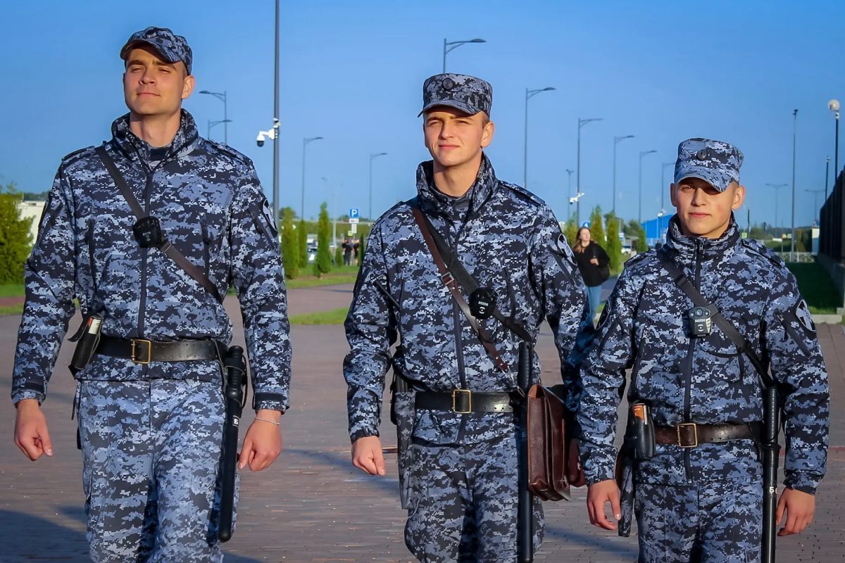 В эти минуты на калининградском стадионе «Ростех Арена» военнослужащие специального моторизованного полка Северо-Западного округа Росгвардии и сотрудники ОМОН «Град» Росгвардии обеспечивают безопасность проведения... В эти минуты на калининградском стадионе «Ростех Арена» военнослужащие специального моторизованного полка Северо-Западного округа Росгвардии и сотрудники ОМОН «Град» Росгвардии обеспечивают безопасность проведения...