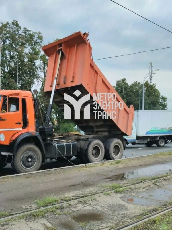 КАМАЗ с поднятым кузовом повредил контактную сеть в Авиастроительном районе