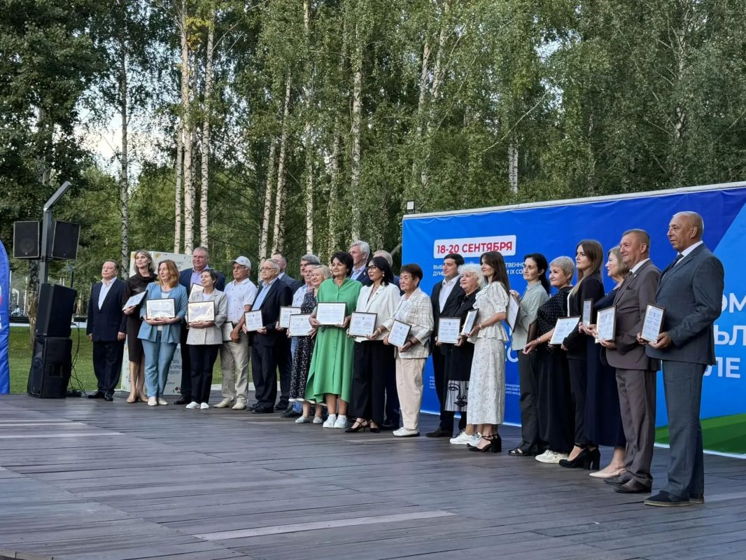В парке «Семья» в рамках фестиваля труда и доблести 21-му жителю Нижнекамского района вручили свидетельства о занесении на электронную Доску почёта Татарстана В парке «Семья» в рамках фестиваля труда и доблести 21-му жителю Нижнекамского района вручили свидетельства о занесении на электронную Доску почёта Татарстана