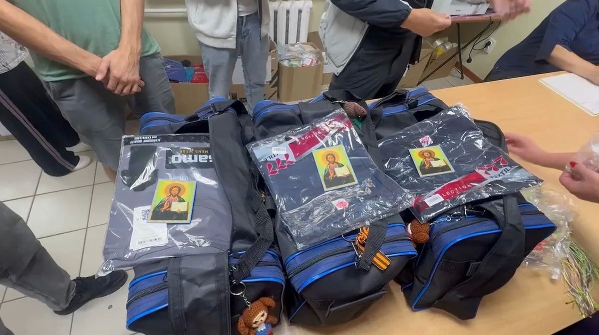 Волонтеры группы «Добрые сердца» передали сумки со всем необходимым семи контрактникам