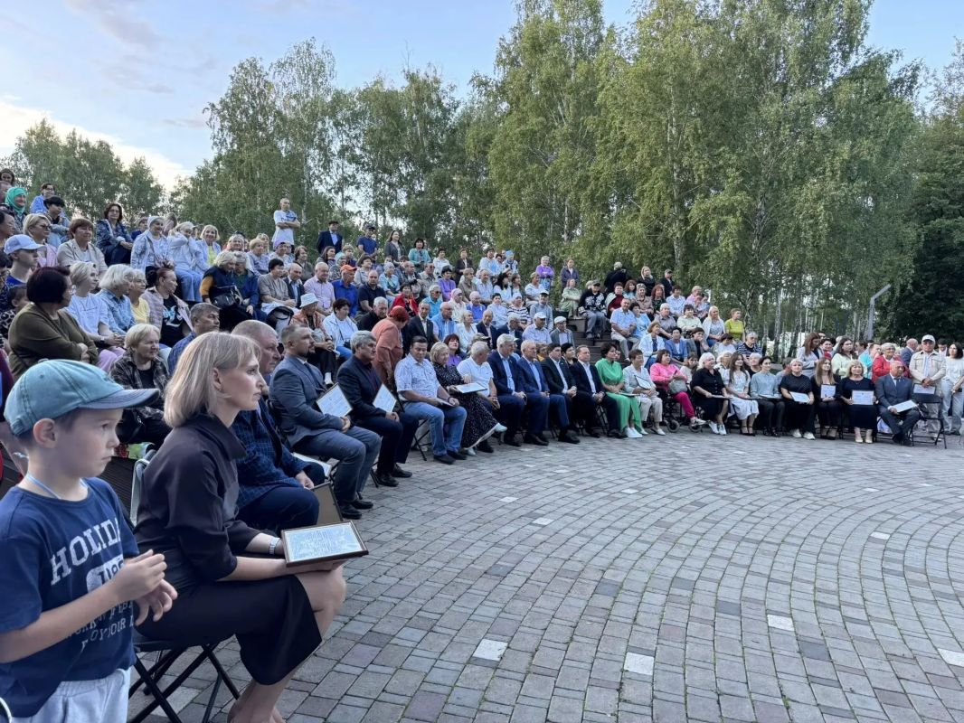 В парке «Семья» в рамках фестиваля труда и доблести 21-му жителю Нижнекамского района вручили свидетельства о занесении на электронную Доску почёта Татарстана В парке «Семья» в рамках фестиваля труда и доблести 21-му жителю Нижнекамского района вручили свидетельства о занесении на электронную Доску почёта Татарстана