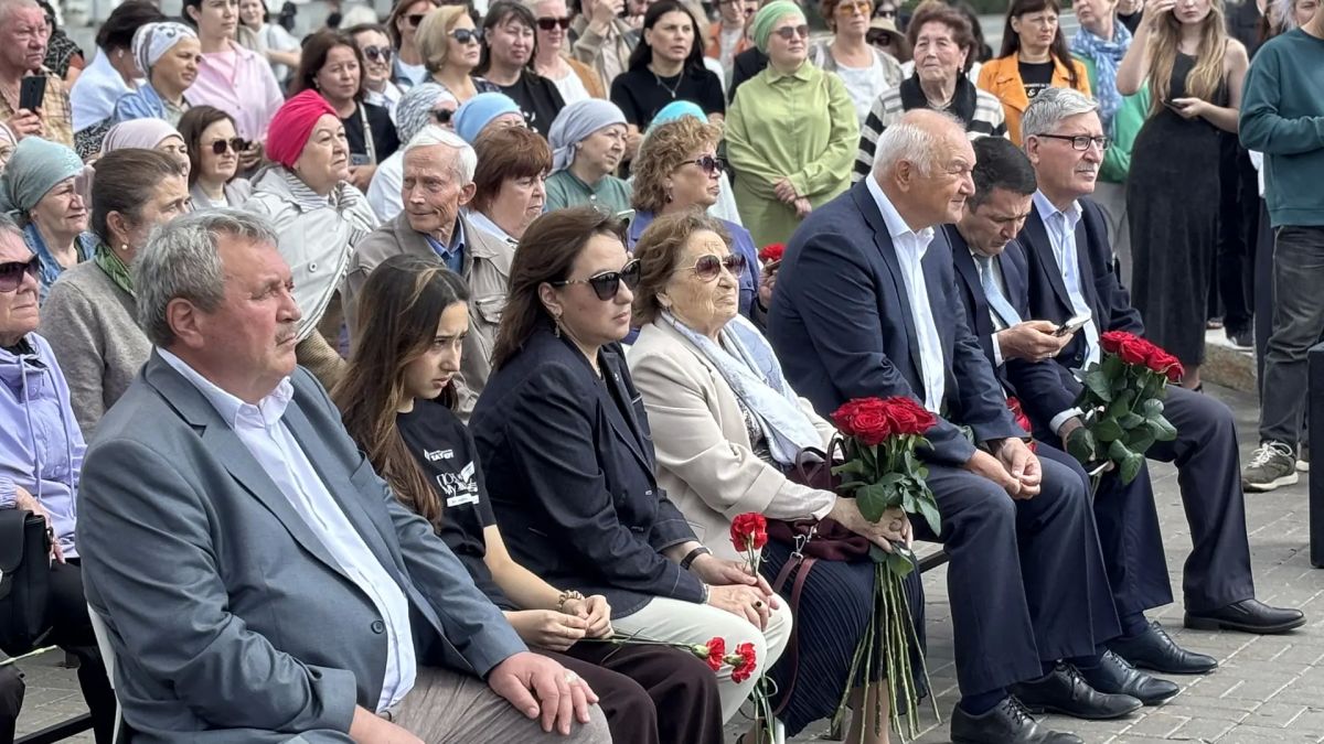 Сегодня по всей республике чтут память поэта-героя Мусы Джалиля и его соратников Сегодня по всей республике чтут память поэта-героя Мусы Джалиля и его соратников