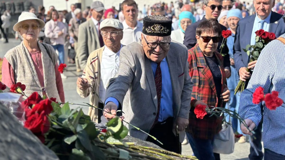 Сегодня по всей республике чтут память поэта-героя Мусы Джалиля и его соратников Сегодня по всей республике чтут память поэта-героя Мусы Джалиля и его соратников