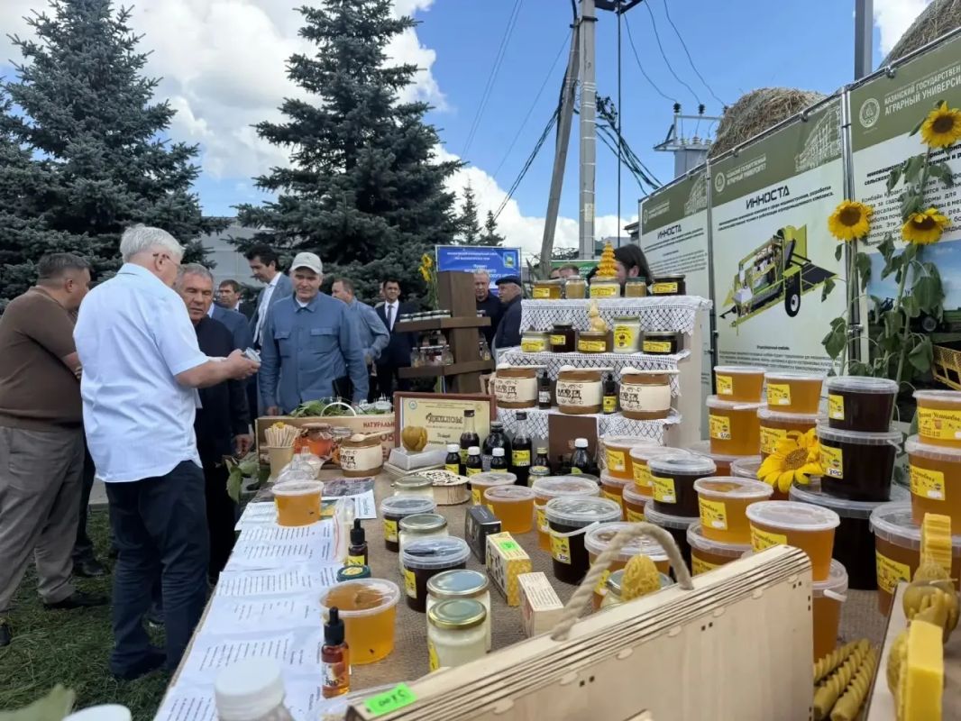 Рустам Минниханов ознакомился с ходом уборочных работ в Высокогорском районе и встретился с руководителями хозяйств, инвесторами, главами сельских поселений и активом Рустам Минниханов ознакомился с ходом уборочных работ в Высокогорском районе и встретился с руководителями хозяйств, инвесторами, главами сельских поселений и активом