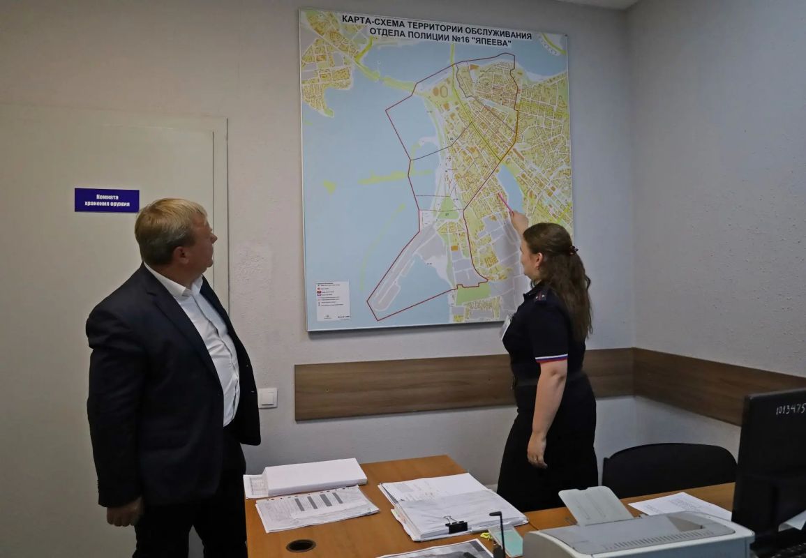Член общественного совета при МВД по Республике Татарстан, главный редактор главной общественно-политической газеты региона «Республика Татарстан» Алексей Угаров провел гражданский мониторинг отдела полиции №16 «Япеева» УМВД... Член общественного совета при МВД по Республике Татарстан, главный редактор главной общественно-политической газеты региона «Республика Татарстан» Алексей Угаров провел гражданский мониторинг отдела полиции №16 «Япеева» УМВД...