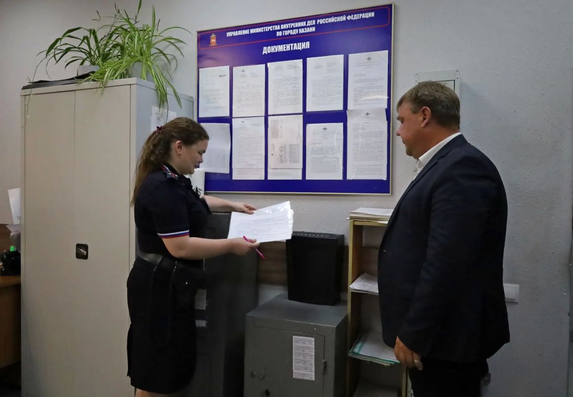 Член общественного совета при МВД по Республике Татарстан, главный редактор главной общественно-политической газеты региона «Республика Татарстан» Алексей Угаров провел гражданский мониторинг отдела полиции №16 «Япеева» УМВД... Член общественного совета при МВД по Республике Татарстан, главный редактор главной общественно-политической газеты региона «Республика Татарстан» Алексей Угаров провел гражданский мониторинг отдела полиции №16 «Япеева» УМВД...