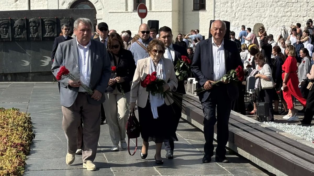 Сегодня по всей республике чтут память поэта-героя Мусы Джалиля и его соратников Сегодня по всей республике чтут память поэта-героя Мусы Джалиля и его соратников