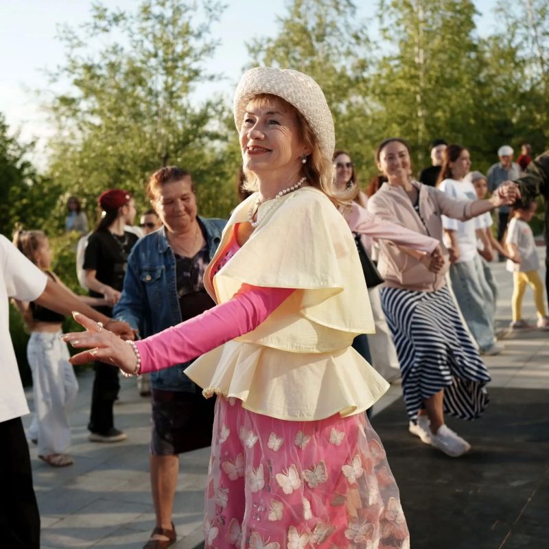 Танцуют все! . 27 августа в 18:00 на набережной озера Кабан пройдет танцевальный турнир «Бию крше» — финальное событие летнего сезона проекта «Хрктт – бркт» Танцуют все! . 27 августа в 18:00 на набережной озера Кабан пройдет танцевальный турнир «Бию крше» — финальное событие летнего сезона проекта «Хрктт – бркт»