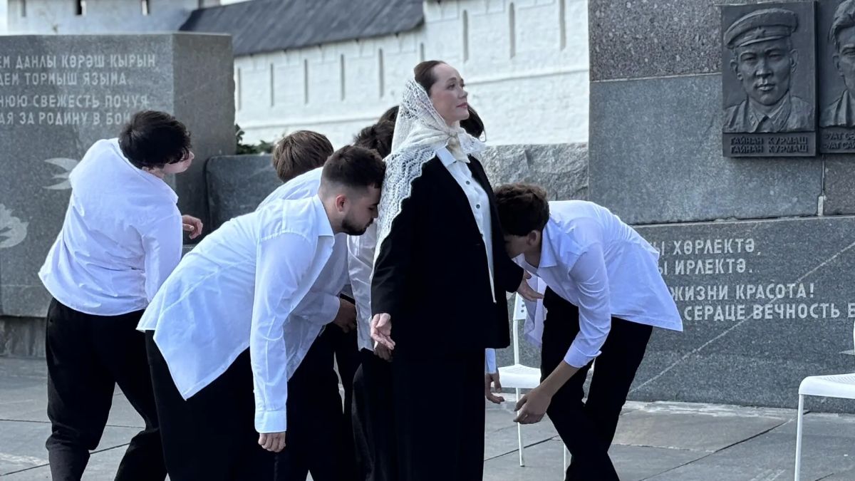 Сегодня по всей республике чтут память поэта-героя Мусы Джалиля и его соратников Сегодня по всей республике чтут память поэта-героя Мусы Джалиля и его соратников
