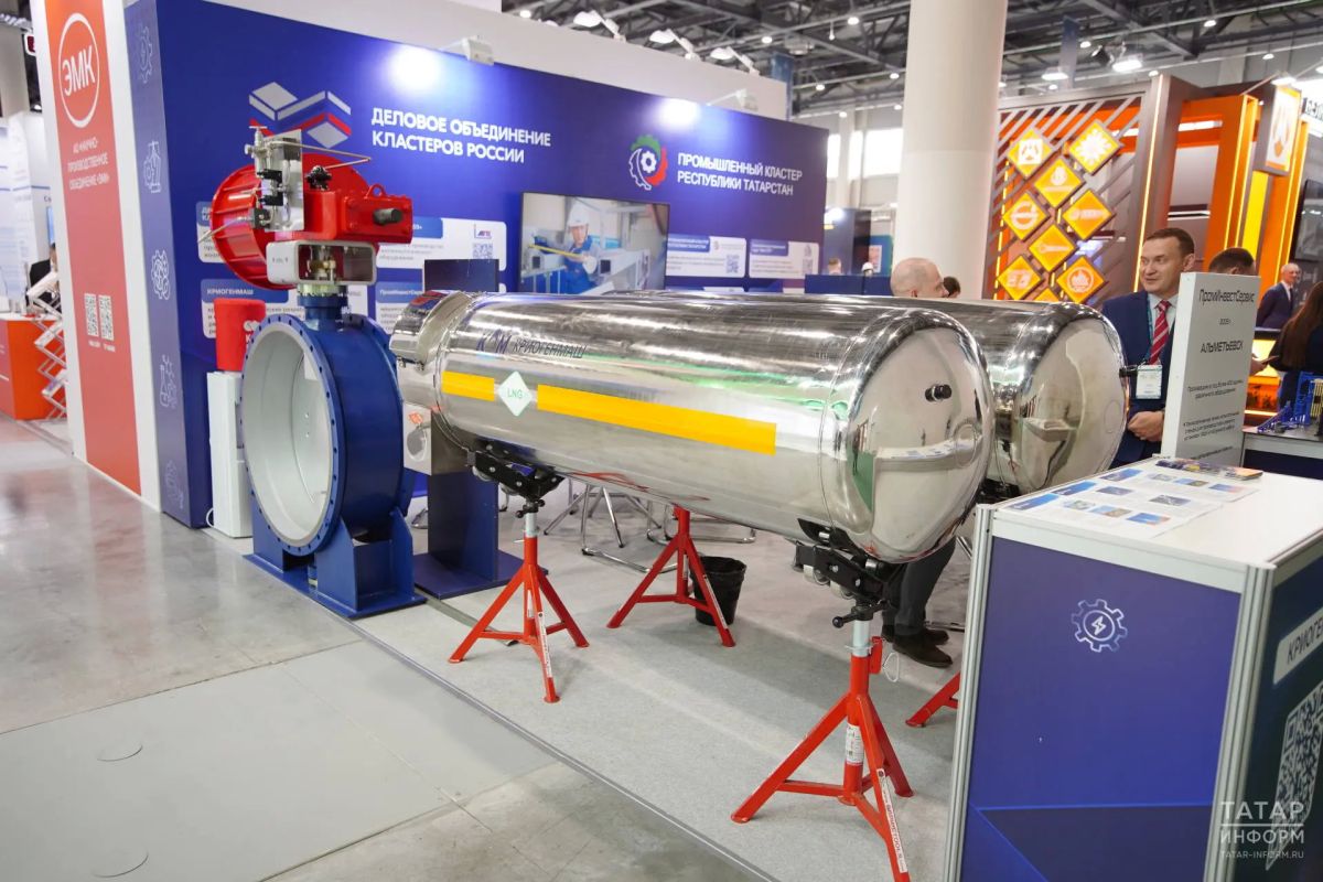 Рустам Минниханов осмотрел выставку «Казань: нефть, газ, химия» Рустам Минниханов осмотрел выставку «Казань: нефть, газ, химия»