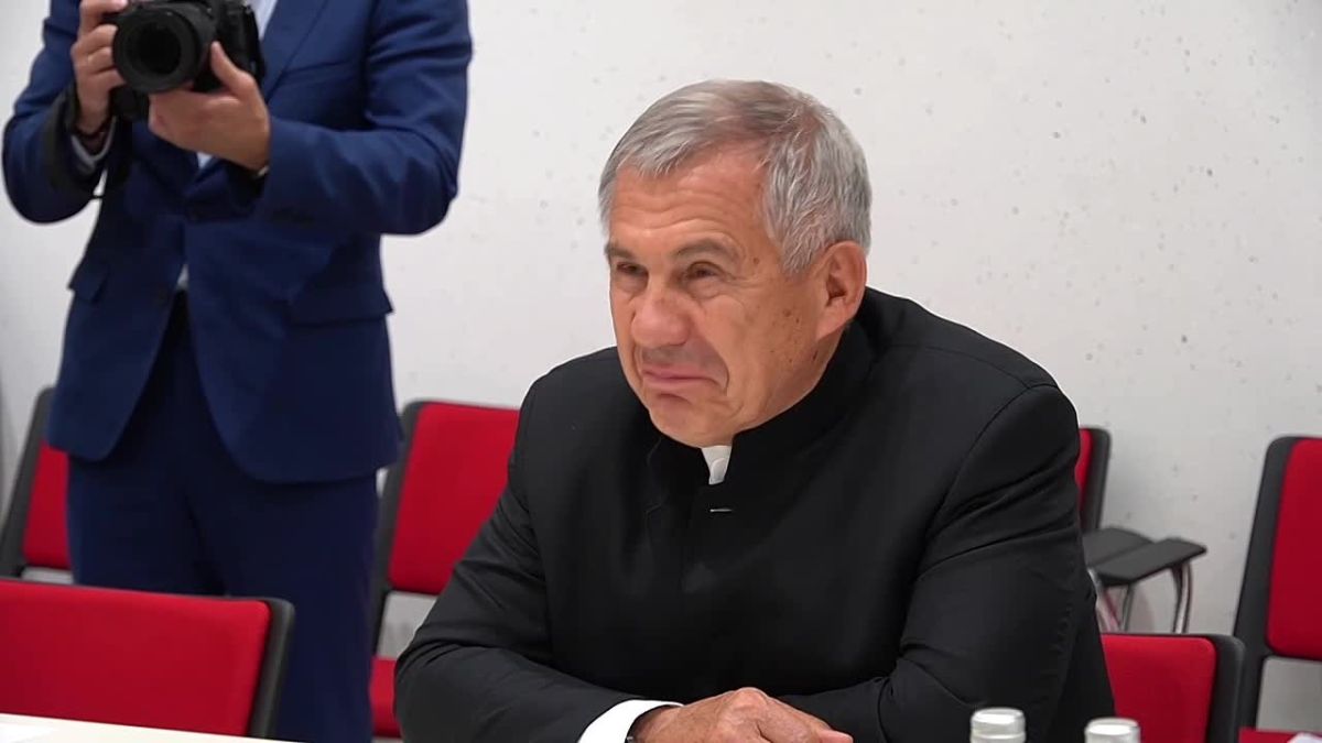 На полях Татарстанского нефтегазохимического форума Рустам Минниханов встретился с министром нефти и экологии Бахрейна Мухаммедом бен Даина