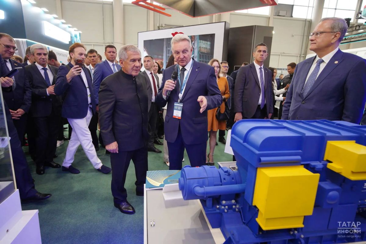 Рустам Минниханов осмотрел выставку «Казань: нефть, газ, химия» Рустам Минниханов осмотрел выставку «Казань: нефть, газ, химия»
