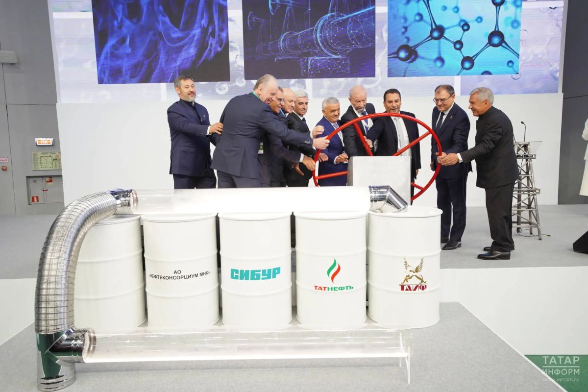 Рустам Минниханов осмотрел выставку «Казань: нефть, газ, химия»